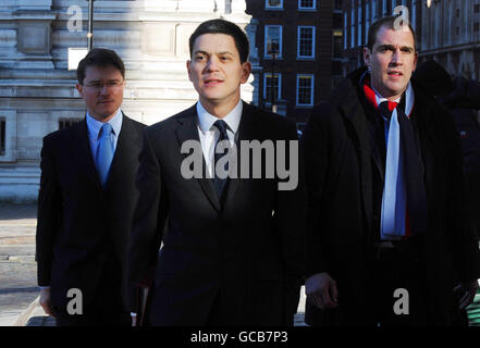 Il Segretario degli Esteri David Miliband (centro) arriva al Queen Elizabeth II Conference Center di Westminster, nel centro di Londra, per dare prova dell'inchiesta Chilcot sulla guerra in Iraq. Foto Stock