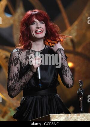 Florence Welch aka Florence e The Machine con il premio per British Album durante i BRIT Awards 2010, presso Earls Court, Londra. Foto Stock