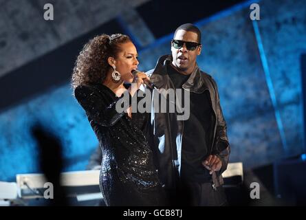 BRIT Awards 2010 - Mostra - Londra. Jay-Z e Alicia Keys suonano sul palco durante I BRIT Awards 2010, presso Earls Court, Londra. Foto Stock