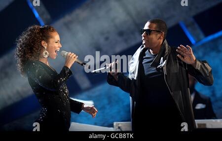 BRIT Awards 2010 - Mostra - Londra. Jay-Z e Alicia Keys suonano sul palco durante I BRIT Awards 2010, presso Earls Court, Londra. Foto Stock