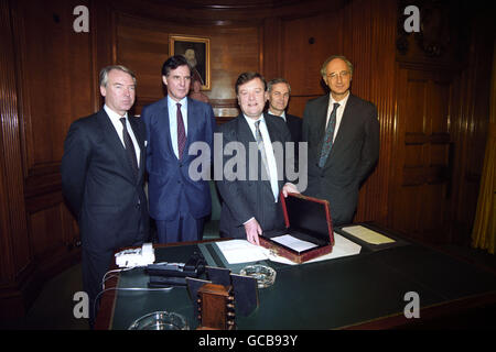 Il Cancelliere dello scacchiere Kenneth Clarke (centro) apre la sua famosa scatola rossa alla presenza del suo team di bilancio, ma non stava dando alcun segreto in anticipo della sua dichiarazione dei Comuni del 29 novembre al Tesoro, Whitehall. Nella foto sono anche (l-r) Anthony Nelson (Ministro di Stato), Jonathan Aitken (Segretario Capo), David Heathcoat-Amory e Sir George Young. Foto Stock