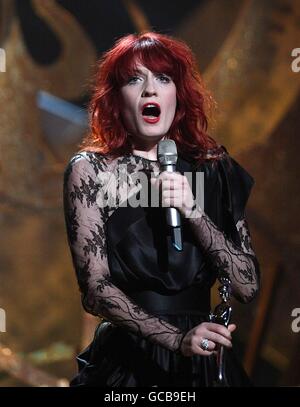 Florence Welch aka Florence e The Machine con il premio per British Album durante i BRIT Awards 2010, presso Earls Court, Londra. Foto Stock
