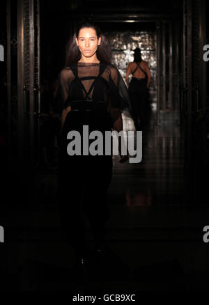 Modelli sulla passerella durante lo spettacolo Bodyamr Autunno/Inverno 2010, presso la Freemasons Hall nel centro di Londra.