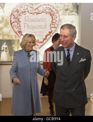 Il Principe di Galles e la Duchessa di Cornovaglia nella sala Romance del Potteries Museum and Art Gallery, Hanley, Stoke-on-Trent. Foto Stock