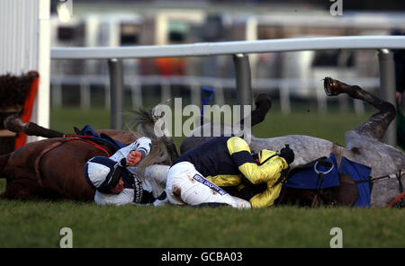 Horse Racing - aiuto per gli eroi Royal Artillery Gold Cup giorno - Sandown Park Racecourse Foto Stock