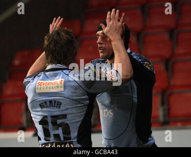 Tom James di Cardiff festeggia con ben Blair dopo aver provato la partita della Magners League alla Firhill Arena, Glasgow, Scozia. Foto Stock