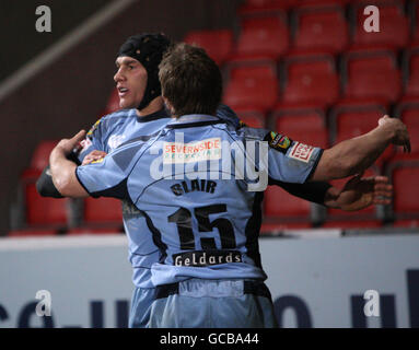 Rugby Union - Magners League - Glasgow Warriors / Cardiff Blues - Firhill Arena. Tom James di Cardiff festeggia con ben Blair dopo aver fatto una prova durante la partita della Magners League alla Firhill Arena, Glasgow, Scozia. Foto Stock