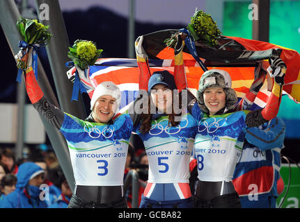 L'Amy Williams (centro) della Gran Bretagna celebra la vittoria dell'oro insieme al secondo posto di Kerstin Szymkowiak e al terzo posto di Anja Huber entrambi dalla Germania, durante la cerimonia dei fiori dopo lo scheletro delle donne durante le Olimpiadi invernali del 2010 al Vancouver Olympic Centre, Vancouver, Canada. Foto Stock