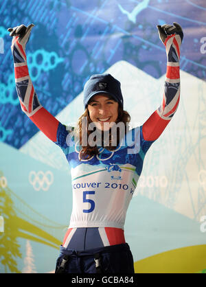 L'Amy Williams della Gran Bretagna celebra la vittoria dello scheletro femminile durante le Olimpiadi invernali del 2010 al Vancouver Olympic Centre, Vancouver, Canada. Foto Stock