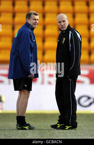 L'arbitro Mike Tumilty (a sinistra) e il quarto Stephen Finnie ufficiale sul campo, mentre il gioco viene rimandato a causa di un campo congelato prima di iniziare la partita della Clydesdale Bank Premier League al McDiarmid Park, Perth. Foto Stock