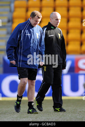 L'arbitro Mike Tumilty (a sinistra) e il quarto Stephen Finnie ufficiale sul campo, mentre il gioco viene rimandato a causa di un campo congelato prima di iniziare la partita della Clydesdale Bank Premier League al McDiarmid Park, Perth. Foto Stock