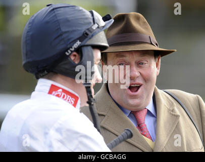 Corse ippiche - Betfair Ascot Chase Day - Ascot Racecourse. L'allenatore Nicky Henderson condivide una battuta con il jockey Barry Geraghty durante il Betfair Ascot Chase Day all'Ascot Racecourse, Berkshire. Foto Stock