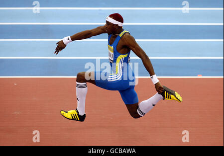 Phillips Idowu compete nel triplice salto maschile durante l'Aviva International alla NIA, Birmingham. Foto Stock