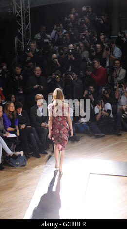 Passerella Nicole Fahri - London Fashion Week. Un modello sulla pista alla sfilata Nicole Farhi durante la London Fashion Week. Foto Stock