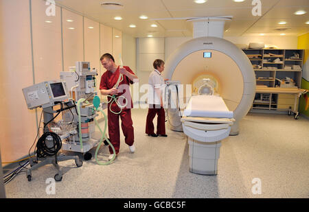 Una panoramica generale del nuovo scanner MRI dell'Alder Hey Children's Hospital di Liverpool. Foto Stock