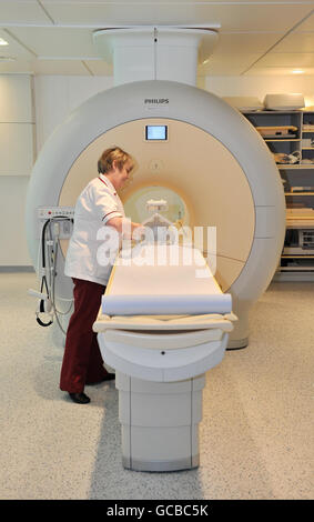 Una panoramica generale del nuovo scanner MRI dell'Alder Hey Children's Hospital di Liverpool. Foto Stock