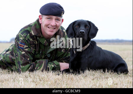 Il gestore di cani dell'esercito, Sergeant David Heyhoe e il cane da lavoro militare Treo, dal 104 Military Working Dogs, St George's Barracks a Oakham, Leicestershire. Treo sarà premiato domani con una medaglia di Dickin, l'equivalente animale di una Croce Vittoria, per aver sniffato gli IED e aver salvato la vita dei soldati con cui stava pattugliando mentre era in servizio in Afghanistan. Foto Stock