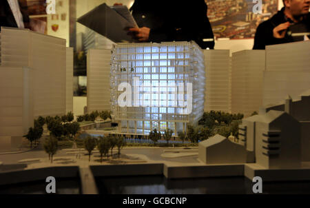 L'architetto James Timberlake, della società di design Kieran Timberlake, mostra il suo disegno vincente per la proposta di una nuova Ambasciata americana per Londra, che è stata presentata al The Building Center, a Londra. Foto Stock