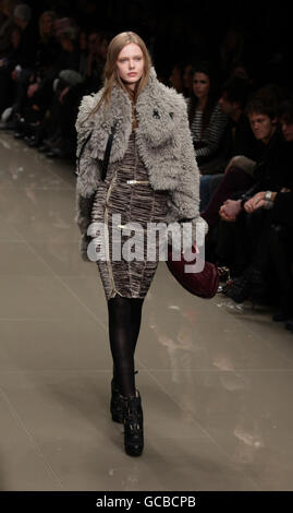 Burberry passerella - London Fashion Week Foto Stock