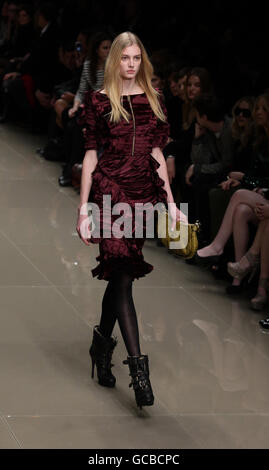 Burberry passerella - London Fashion Week Foto Stock