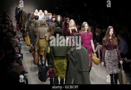 Burberry passerella - London Fashion Week Foto Stock