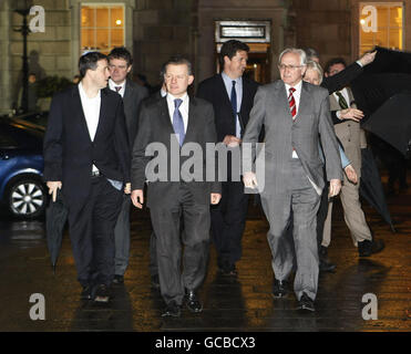 Trevor Sargent (centro) dopo aver annunciato ai media le sue dimissioni come Ministro di Stato per l'alimentazione e l'orticoltura alla Leinster House di Dublino stasera. Foto Stock