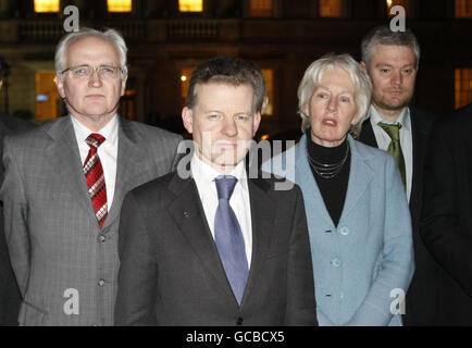 Trevor Sargent (centro) annuncia ai media le sue dimissioni come Ministro di Stato per l'alimentazione e l'orticoltura alla Leinster House di Dublino stasera. Foto Stock