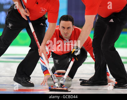 David Murdoch della Gran Bretagna in azione contro la Norvegia durante il Men's Curling nelle Olimpiadi invernali del 2010 al Vancouver Olympic Center, Vancouver, Canada. Foto Stock