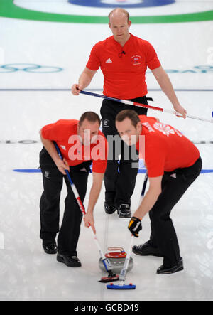 La Gran Bretagna Euan Byers (a sinistra), Ewan MacDonald (al centro) e Pete Smith (a destra) in azione contro la Norvegia durante il Mens Curling nelle Olimpiadi invernali del 2010 al Vancouver Olympic Centre, Vancouver, Canada. Foto Stock