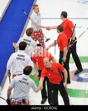 Ewan MacDonald della Gran Bretagna (in basso) David Murdoch (in basso) Euan Byers e Pete Smith (in alto) si congratulano con la vittoriosa squadra norvegese durante il Mens Curling nelle Olimpiadi invernali del 2010 al Vancouver Olympic Center, Vancouver, Canada. Foto Stock