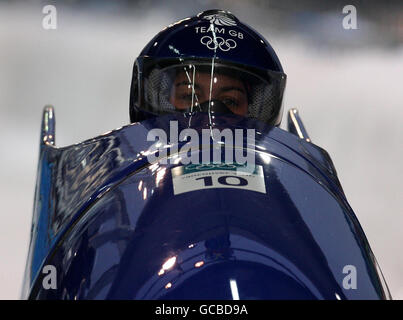 Nicole Minichiello e Gillian Cooke della Gran Bretagna nella loro prima corsa nei due uomini Bobsled delle donne riscaldano uno nei Giochi Olimpici invernali di Vancouver del 2010 al Whistler Sliding Center a Whistler, Canada. Foto Stock