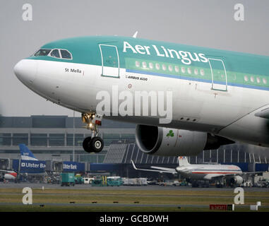 Un Aer Lingus Airbus A320 atterra all'aeroporto di Dublino, poiché la compagnia aerea economica Ryanair di Michael o'Leary ha colto la pressione sul governo durante l'ultima quindicina affermando che avrebbe creato 300 posti di lavoro di alto valore all'aeroporto se Hangar sei fosse consegnato alla sua compagnia aerea. Foto Stock