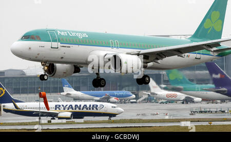 Un Aer Lingus Airbus A320 atterra all'aeroporto di Dublino, poiché la compagnia aerea economica Ryanair di Michael o'Leary ha colto la pressione sul governo durante l'ultima quindicina affermando che avrebbe creato 300 posti di lavoro di alto valore all'aeroporto se Hangar sei fosse consegnato alla sua compagnia aerea. Foto Stock