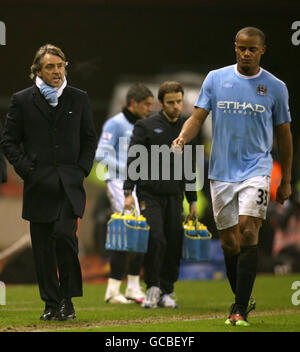 Il manager di Manchester City Roberto Mancini (a sinistra) e Vincent Kompany dopo il fischio finale durante la partita di Fifth Round Replay della fa Cup al Britannia Stadium di Stoke. Data foto: Mercoledì 24 febbraio 2010. Vedi PA Story SOCCER Stoke. Il credito fotografico dovrebbe essere: Martin Rickett/PA filo. Foto Stock