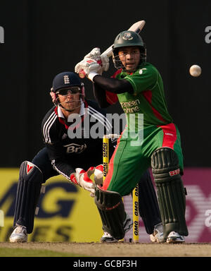 Il Bangladesh Mushfiqur Rahim guarda da parte del wicketkeeper inglese Matt Prior durante la prima partita internazionale di un giorno allo Shere Bangla National Stadium, Mirpur, Dhaka, Bangladesh. Foto Stock