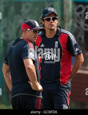 Cricket - sessione dei Nets dell'Inghilterra - Stadio Nazionale di Shere Bangla - Bangladesh. Il capitano inglese Alastair Cook con l'allenatore Andy Flower durante una sessione di reti allo Shere Bangla National Stadium, Mirpur, Dhaka. Foto Stock