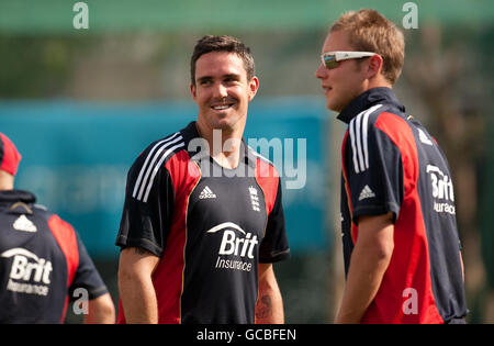 Cricket - sessione dei Nets dell'Inghilterra - Stadio Nazionale di Shere Bangla - Bangladesh. Kevin Pietersen e Stuart Broad inglesi durante una sessione di reti allo Stadio Nazionale di Shere Bangla, Mirpur, Dhaka. Foto Stock