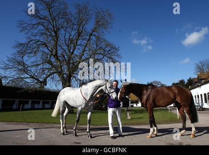 Corse ippiche - Nicky Henderson stable Visit - sette filari. L'allenatore Nicky Henderson con Zaynar (a sinistra) e Punjabi durante una visita stalla Seven Barrows, Hungerford, Berkshire. Foto Stock