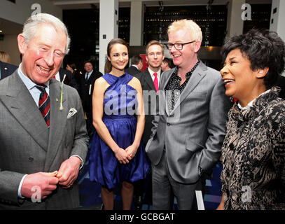 Il principe britannico Charles incontra Chris Evans, sua moglie Natasha Shishmanian e Moira Stuart al Prince's Trust Celebrate Success Awards presso l'Odeon Leicester Square di Londra. Foto Stock