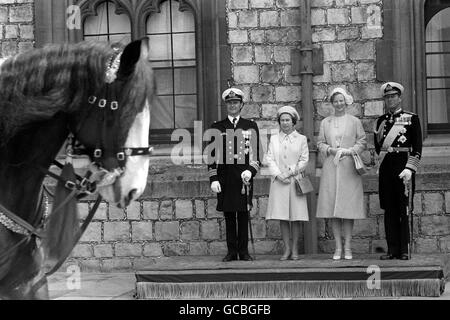 Regina Margrethe e Principe Henrik di Danimarca con la Regina Elisabetta II e il Duca di Edimburgo dopo l'arrivo della coppia danese al Castello di Windsor. Foto Stock