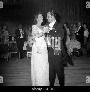 La Regina Margrethe di Danimarca apre la danza con suo marito, il Principe Henrik di Danimarca, alla cena giubilare della Società Anglo-Danese e danza al Royal Garden Hotel. Foto Stock