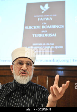 Il principale studioso musulmano, il dottor Muhammad Tahir-ul-Qadri, fondatore del movimento globale Minhaj-ul-Quran International (MQI), lancia una fatwa - o sentenza religiosa islamica - che condanna gli attentati suicidi e le atrocità terroristiche insieme ai loro autori, in una passeggiata sulla gabbia degli uccelli a Londra. Foto Stock