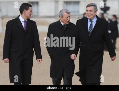 Il primo Ministro Gordon Brown attraversa la Parata delle Guardie Cavallo a Londra oggi con il suo Segretario di Stato Alan Johnson (al centro) e il Segretario degli Esteri David Miliband (a sinistra) dopo aver partecipato all'accoglienza ufficiale del Presidente sudafricano Jacob Zuma. Foto Stock