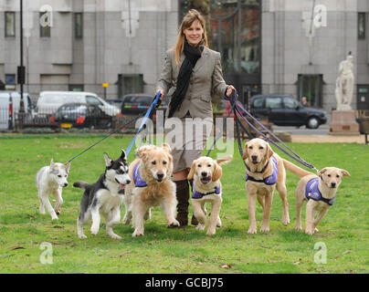 Sara Wilde del Club del allevamento con (da sinistra a destra), Huskies Laurel e Locket e quattro cani partner canini che assistono i disabili - Golden Retrievers Sailor e Rupert e Labradors Erin e Sophie, Durante una fotocellula a Londra per lanciare quest'anno DFS Crufts 2010 mostra di cani presso il centro NEC di Birmingham, in esecuzione tra l'11 e il 14 marzo. Foto Stock