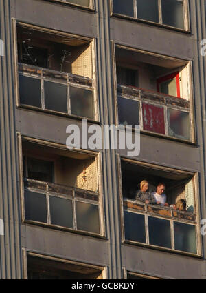 Una vista del blocco di appartamenti in Petershill Drive, Springburn nel nord-est di Glasgow, dopo che tre persone sono morte quando sono caduti da un alto edificio. Foto Stock