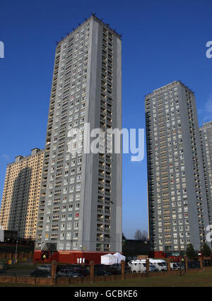 La scena a Petershill Drive, Springburn, nel nord-est di Glasgow, dopo che tre persone sono morte quando sono caduti da un alto edificio. Foto Stock