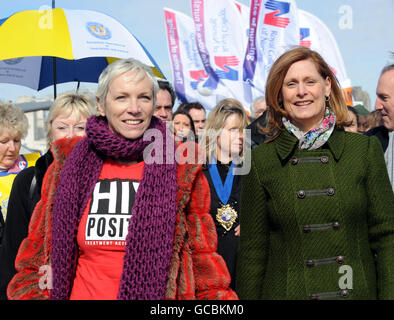 Annie Lennox, a sinistra e Sarah Brown, moglie del primo ministro britannico Gordon Brown, si uniscono al lancio della campagna "Unisciti a me sul ponte" di Women for Women International marciando attraverso Millennium Bridge, Londra. Foto Stock