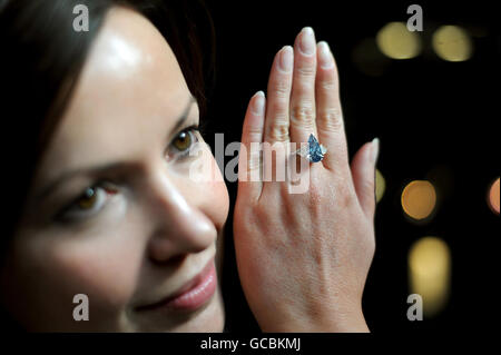 Un dipendente di London Sotheby modella un De Beers Millennium Blue Diamond che guiderà il 7 aprile i magnifici Gioielli di Hong Kong e i saldi primaverili di Jadeite 2010, durante una telefonata a New Bond Street, Londra. Foto Stock