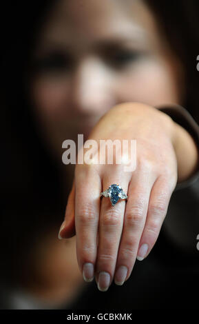 Un dipendente di London Sotheby modella un De Beers Millennium Blue Diamond che guiderà il 7 aprile i magnifici Gioielli di Hong Kong e i saldi primaverili di Jadeite 2010, durante una telefonata a New Bond Street, Londra. Foto Stock