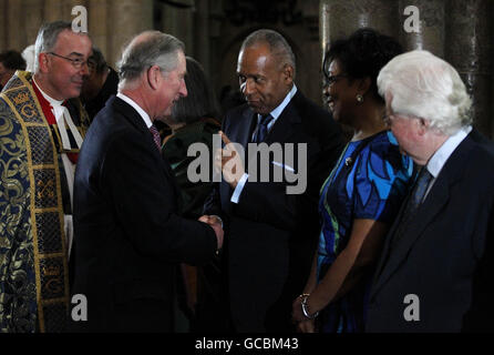 Il Principe del Galles, seguito dal reverendo John Hall (a sinistra), il Decano dell'Abbazia di Westminster, parla con il primo ministro di Trinidad e Tobago Patrick Manning e sua moglie Hazel (a destra) presso l'Abbazia di Westminster durante il servizio annuale di osservanza del giorno del Commonwealth. Foto Stock